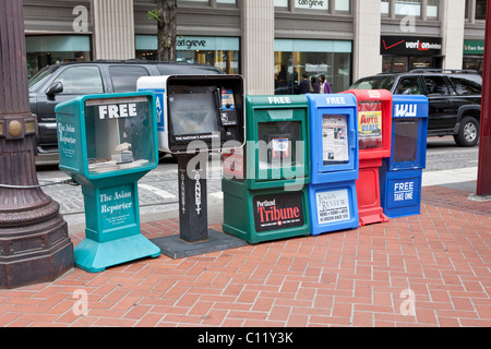 Boîtes à journaux sur le côté de la route, Portland, Oregon, USA Banque D'Images