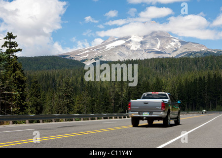 Route Mount Hood, nuageux Mount Hood volcan, Cascades, dans l'Oregon, USA Banque D'Images