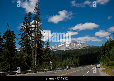 Route Mount Hood, nuageux Mount Hood volcan, Cascades, dans l'Oregon, USA Banque D'Images