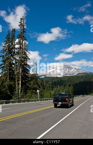 Route Mount Hood, nuageux Mount Hood volcan, Cascades, dans l'Oregon, USA Banque D'Images