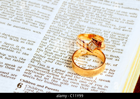 Deux anneaux de mariage d'or reste au sommet du passage d'Éphésiens 5 mariage dans la Bible Banque D'Images