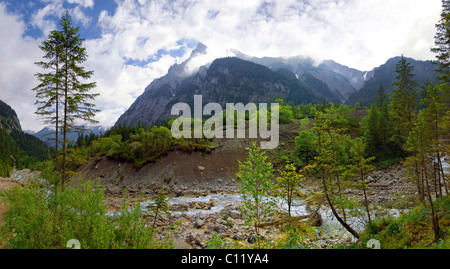 Panorama de montagnes à l'Johannesfluss Johannestal rapide de la rivière dans la vallée, dans la gamme du Karwendel, Tyrol, Autriche, Europe Banque D'Images