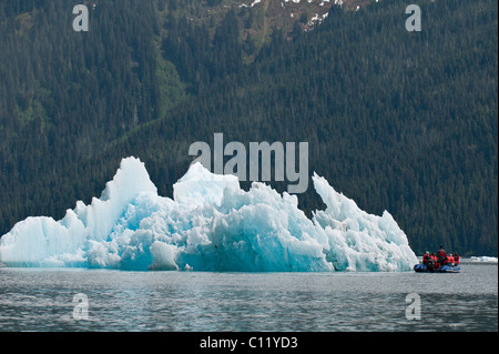 De l'Alaska. Explorer un iceberg dans la baie de LeConte, sud-est de l'Alaska. (Mme) Banque D'Images
