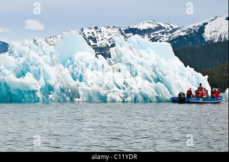 De l'Alaska. Explorer un iceberg dans la baie de LeConte, sud-est de l'Alaska. (Mme) Banque D'Images