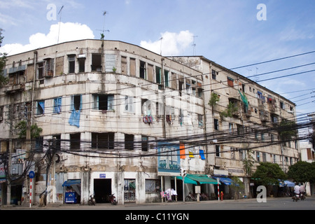 Un immeuble délabré fait partie du paysage urbain sur une rue de la ville de Saigon (Ho Chi Minh Ville) Vietnam. Banque D'Images