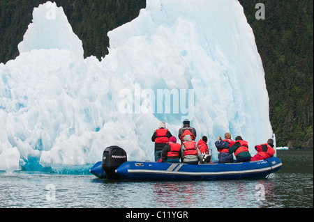 De l'Alaska. Explorer un iceberg dans la baie de LeConte, sud-est de l'Alaska. (Mme) Banque D'Images