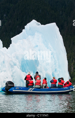 De l'Alaska. Explorer un iceberg dans la baie de LeConte, sud-est de l'Alaska. (Mme) Banque D'Images