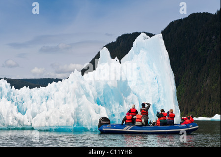 De l'Alaska. Explorer un iceberg dans la baie de LeConte, sud-est de l'Alaska. (Mme) Banque D'Images