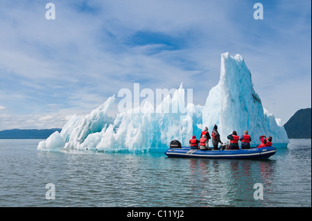 De l'Alaska. Explorer un iceberg dans la baie de LeConte, sud-est de l'Alaska. (Mme) Banque D'Images