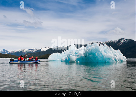 De l'Alaska. Explorer un iceberg dans la baie de LeConte, sud-est de l'Alaska. (Mme) Banque D'Images