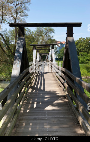Vieux pont en bois de l'autre côté de la rivière Lahn, Marburg, Hessen, Germany, Europe Banque D'Images