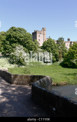 Pont sur la rivière Wye lecteur d'accès à l'époque médiévale et Tudor house Haddon Hall Bakewell Derbyshire Banque D'Images