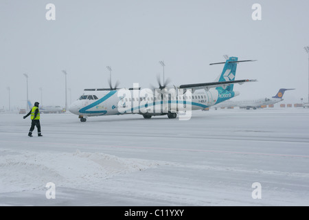 Roll out, jeu, Air Dolomiti, ATR, neige, hiver, l'aéroport de Munich, Bavaria, Germany, Europe Banque D'Images