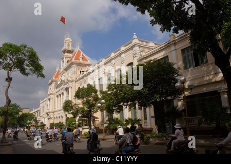 Les gens sont sur une moto depuis la rue de l'Hôtel de ville de Saigon dans le trafic lourd à Ho Chi Minh City, Vietnam. Banque D'Images