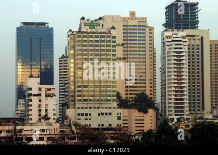 Le soleil du matin se reflète sur les bâtiments modernes, y compris le Rembrandt et Royal Parkview hôtels à Bangkok, Thaïlande. Banque D'Images