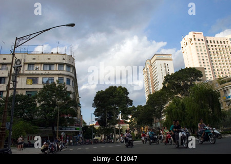 Les gens sont le moteur des motos au-delà de la Caravelle et le Sheraton hotels sur une rue de la ville de Saigon (Ho Chi Minh Ville) Vietnam Banque D'Images