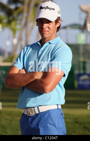 PGA golfeur australien élégant Aaron Baddeley est debout sur le raccord en t avant le Sony Open 2005 à Hawaii. Banque D'Images