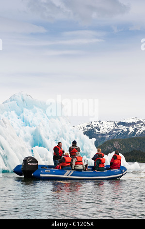 De l'Alaska. Explorer un iceberg dans la baie de LeConte, sud-est de l'Alaska. (Mme) Banque D'Images