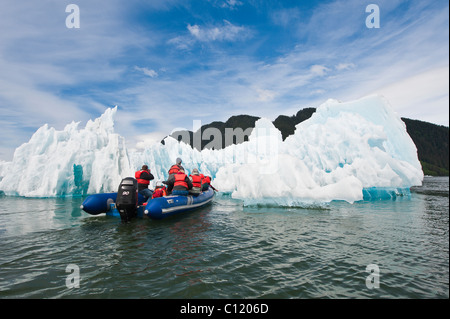 De l'Alaska. Explorer un iceberg dans la baie de LeConte, sud-est de l'Alaska. (Mme) Banque D'Images