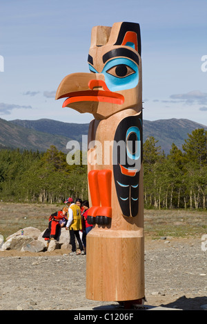 Totem à Carcross, Tagish Première Nation Tlingit, centre communautaire, l'Athapascan, Indiens, Carcross, Yukon Territory, Canada Banque D'Images