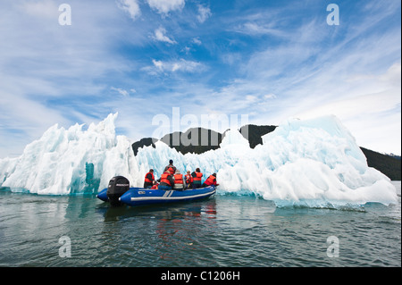 De l'Alaska. Explorer un iceberg dans la baie de LeConte, sud-est de l'Alaska. (Mme) Banque D'Images