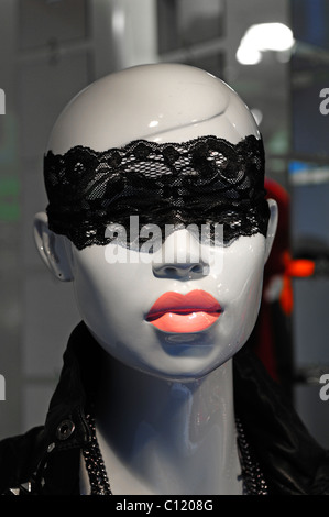 Female mannequin portant un masque de sommeil dans une boutique de mode, Nuremberg, Middle Franconia, Bavaria, Germany, Europe Banque D'Images