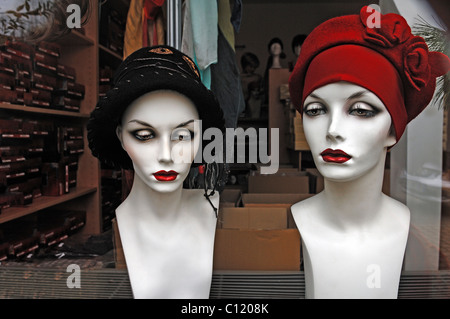 Mannequins femmes avec des chapeaux dans une perruque shop, Eckental, Middle Franconia, Bavaria, Germany, Europe Banque D'Images