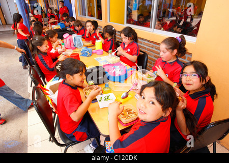 Les repas scolaires dans une école ouverte toute la journée, l'école de Belem, Santiago de Chile, Chili, Amérique du Sud Banque D'Images