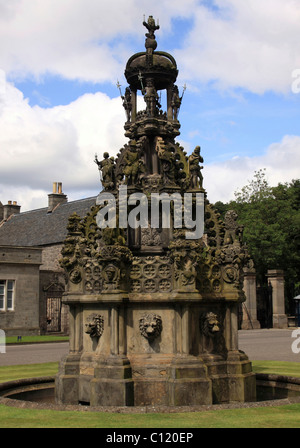 Copie d'une fontaine dans le Palais de Linlithgow, Holyrood Palace, siège de la Reine en Écosse, Édimbourg, Écosse, Édimbourg Banque D'Images