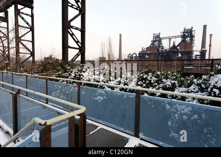 L'hiver dans le jardin paysager Duisburg-Nord, aciérie désaffectée, Ruhr, Nordrhein-Westfalen, Germany, Europe Banque D'Images