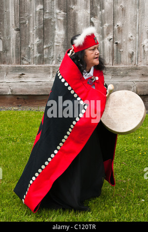 De l'Alaska. Les artistes autochtones Tlingit à chef hoche Tribal House, le Tlingit, site historique de Wrangell, sud-est de l'Alaska. Banque D'Images