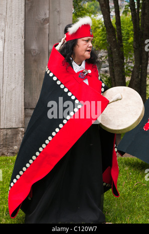 De l'Alaska. Les artistes autochtones Tlingit à chef hoche Tribal House, le Tlingit, site historique de Wrangell, sud-est de l'Alaska. Banque D'Images