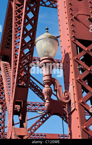 Lanterne sur le pont Broadway, Willamette River, Portland, Oregon, USA Banque D'Images