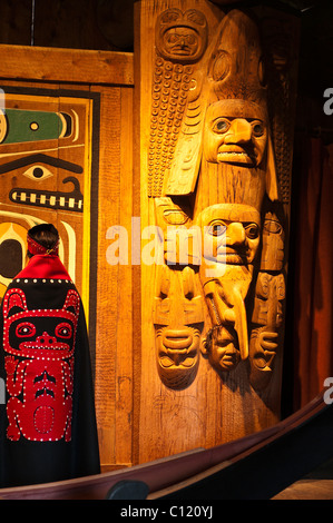 De l'Alaska. Les artistes autochtones Tlingit à chef hoche Tribal House, le Tlingit, site historique de Wrangell, sud-est de l'Alaska. Banque D'Images