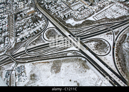 Par antenne, A40, B236 autoroute, interchange, Stadtkrone-Ost parc industriel dans la neige, la région de la Ruhr, Rhénanie du Nord-Westphalie Banque D'Images