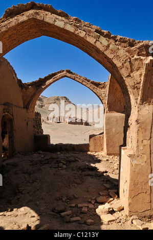 Ruines de bâtiments de cérémonie à la Tour du Silence, cimetière zoroastrien, le zoroastrisme, Mazdaism, Yazd, la Perse, l'Iran Banque D'Images