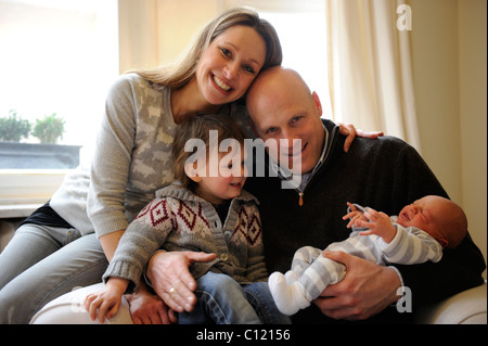 Famille avec le bébé nouveau-né, d'une semaine, mon garçon Banque D'Images