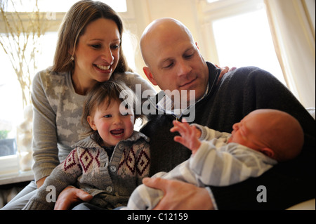 Famille avec le bébé nouveau-né, d'une semaine, mon garçon Banque D'Images