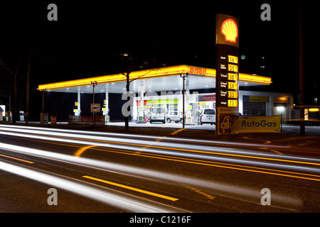 Station d'essence Shell de nuit avec la circulation automobile Banque D'Images
