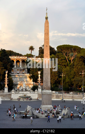 Obélisque, terrasse du Pincio, groupe de statues, déesse Roma entre l'Aniene et du Tibre, Piazza del Popolo, Rome, Latium, Italie, Europe Banque D'Images