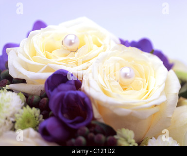 Bouquet de roses blanches, deux fleurs de mauve Banque D'Images