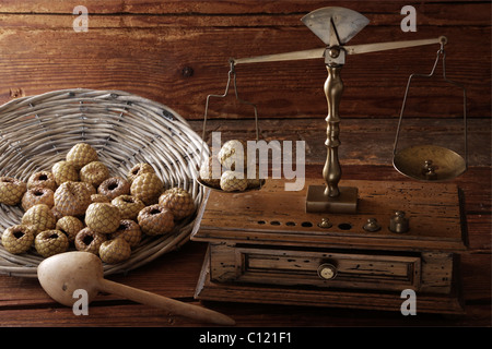 Pesage balances antiques Salak Salacca (fruit serpent ou zalacca) sur une surface en bois Banque D'Images