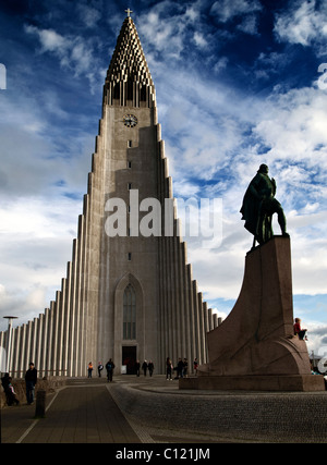 Statue de l'explorateur Leif Ericson en face de l'islandaise (Hallgrímskirkja : 'église de Hallgrímur'), Reykjavik, Islande Banque D'Images