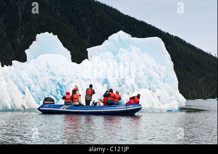 De l'Alaska. Explorer un iceberg dans la baie de LeConte, sud-est de l'Alaska. (Mme) Banque D'Images