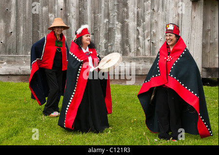 De l'Alaska. Les artistes autochtones Tlingit à chef hoche Tribal House, le Tlingit, site historique de Wrangell, sud-est de l'Alaska. Banque D'Images