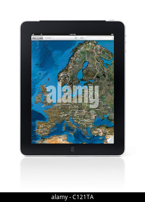 Apple iPad 3G tablet avec Google maps afficher la carte de l'Europe sur son écran. Isolé sur fond blanc Banque D'Images