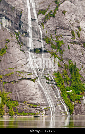 Alaska.Chutes d'eau dans la région de Walker Cove, dans la région sauvage du monument national Misty Fjords, dans le sud-est de l'Alaska. Banque D'Images