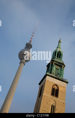 La tour de télévision et la flèche de l'église Marienkirche dans le quartier Mitte, Berlin, Germany, Europe Banque D'Images