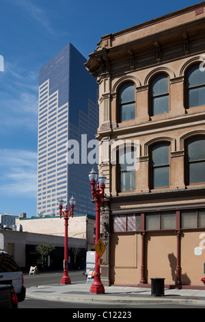 Maison typique dans le quartier chinois au NW 3e Avenue, le quartier financier, à l'arrière, Portland, Oregon, USA Banque D'Images