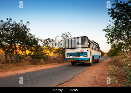 Indian bus / autocar voyager tôt le matin au lever du soleil à la campagne. L'Andhra Pradesh, Inde Banque D'Images